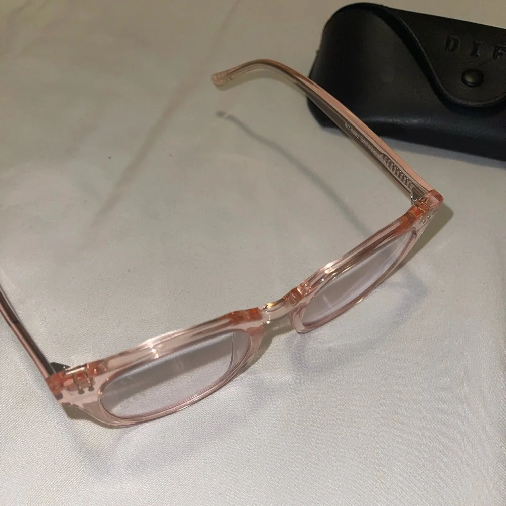 Diff Eyewear Women's Translucent Pink Round Square Glasses with Black Case